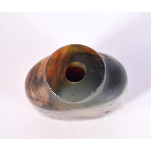 1402 - A HARDSTONE SNUFF BOTTLE. 4.7cm x 3.3cm x 1.8cm