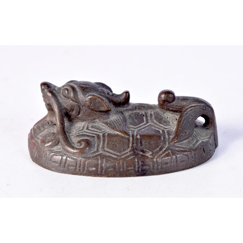 1407 - A CHINESE BRONZE SCROLL WEIGHT WITH A DRAGON HEAD. 2.1cm x 5.8cm x 4.3cm, weight 86g