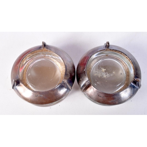 1422 - A PAIR OF CONTINENTAL CLOISONNE SALTS WITH GLASS LINERS. Stamped 10MMET on base. 6.3cm x 3.3cm (2)