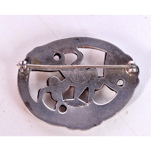 1423 - A STERLING SILVER FLORAL BROOCH. Stamped USA Sterling, 3.4cm x 4.3cm, weight 10.8g