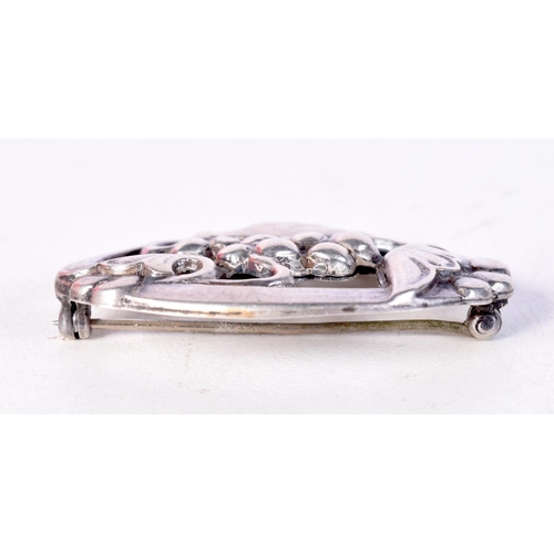 1423 - A STERLING SILVER FLORAL BROOCH. Stamped USA Sterling, 3.4cm x 4.3cm, weight 10.8g