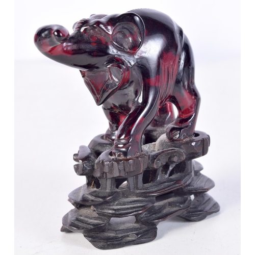 1495 - A 19TH CENTURY CHINESE CARVED CHERRY AMBER ELEPHANT Qing. 8.5 cm x 7.5 cm.