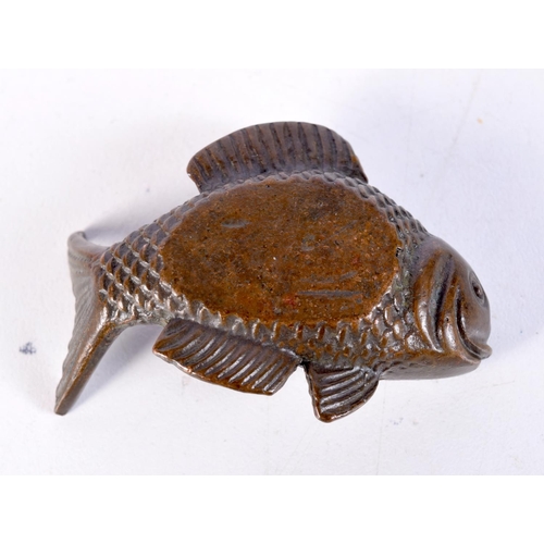 1509 - A JAPANESE BRONZE FISH. 4.5 cm x 5 cm.