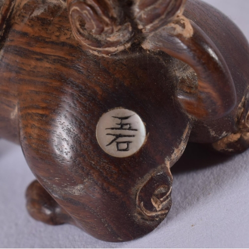 1511 - A JAPANESE CARVED WOOD NETSUKE. 4 cm x 5 cm.