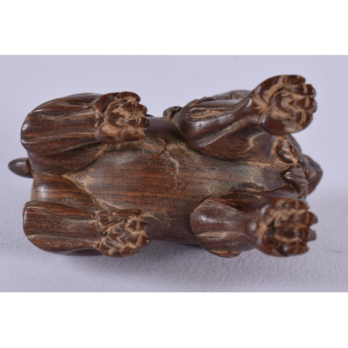 1511 - A JAPANESE CARVED WOOD NETSUKE. 4 cm x 5 cm.