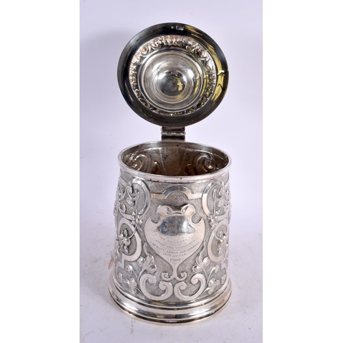 1534 - A HUGE EDWARDIAN SILVER REPOUSSE TANKARD. London 1908. 1363 grams. 22 cm x 22 cm.