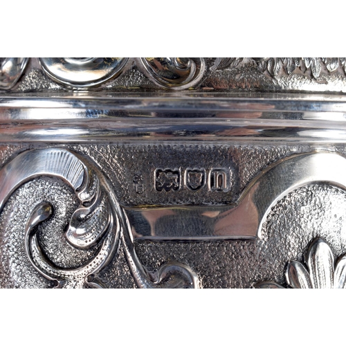 1534 - A HUGE EDWARDIAN SILVER REPOUSSE TANKARD. London 1908. 1363 grams. 22 cm x 22 cm.