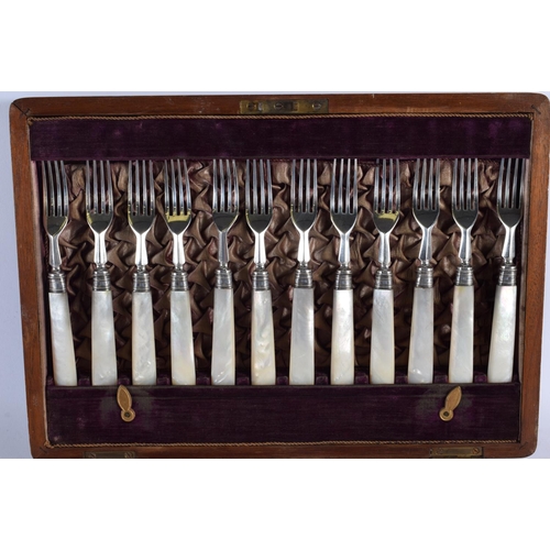 1546 - SILVER BLADED MOTHER OF PEARL CUTLERY. London 1888. 811 grams overall. 19 cm long.