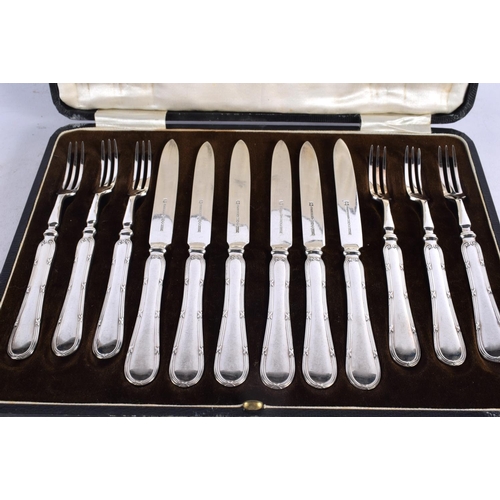 1547 - A CASED SILVER PLATED MAPPIN & WEBB DESSERT SET. 446 grams. 17 cm long.