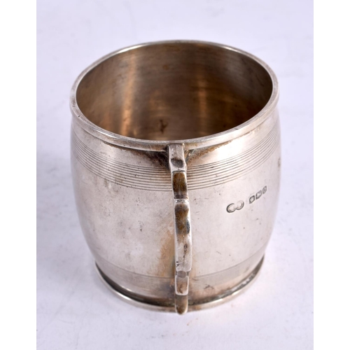 1551 - AN ART DECO SILVER MUG. Sheffield 1931. 112 grams. 10 cm x 7 cm.