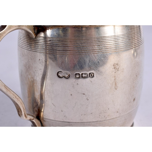 1551 - AN ART DECO SILVER MUG. Sheffield 1931. 112 grams. 10 cm x 7 cm.