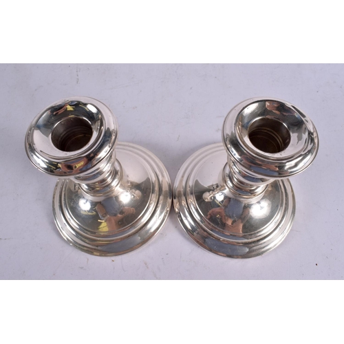 1557 - A PAIR OF SILVER CANDLESTICKS. 1020 grams overall. 11 cm x 11 cm.