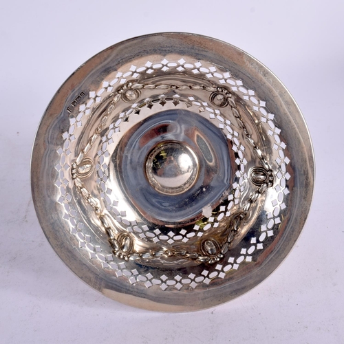 1577 - AN EDWARDIAN SILVER SWEETMEAT COMPORT. Sheffield 1908. 256 grams. Sheffield 1908. 11.5 cm x 15.5 cm.