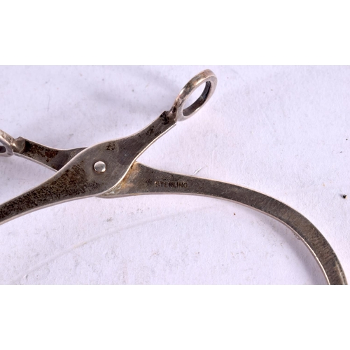 1613 - A PAIR OF SILVER TONGS. 13 grams. 8 cm x 3.5 cm.