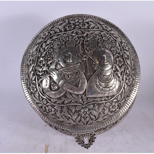 1622 - A LARGE EARLY 20TH CENTURY INDIAN WHITE METAL REPOUSSE CASKET. 1706 grams. 22 cm x 17 cm.