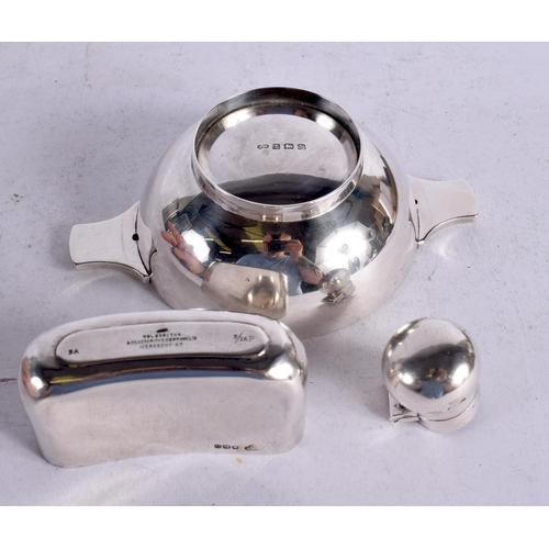 1628 - AN ART DECO SILVER SYNYER AND BEDDOES QUAICH Birmingham 1923, together with a silver collar and matc... 