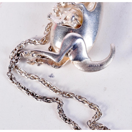 1688 - A SILVER KANGAROO NECKLACE. 26.8 grams. London. 50 cm long, pendant 4 cm x 3 cm.