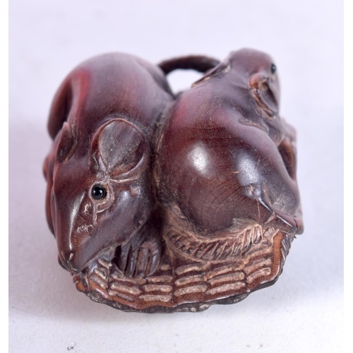 1700 - A JAPANESE WOOD RAT NETSUKE. 4 cm x 3.25 cm.