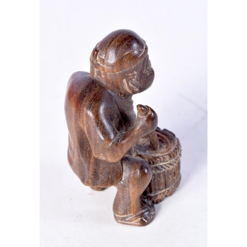 1701 - A JAPANESE BOXWOOD MAN NETSUKE. 5.5 cm x 3 cm.