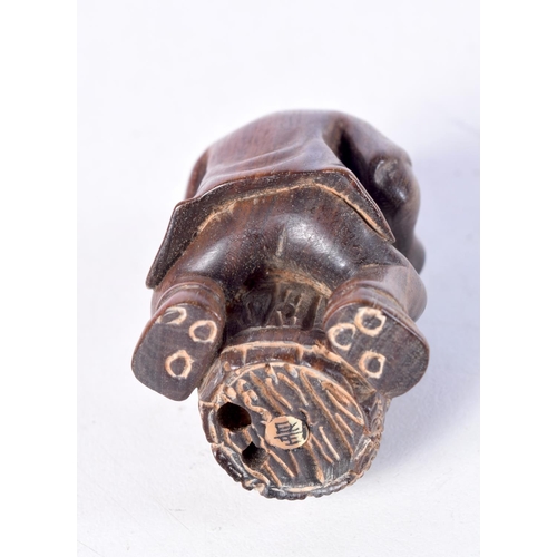 1701 - A JAPANESE BOXWOOD MAN NETSUKE. 5.5 cm x 3 cm.