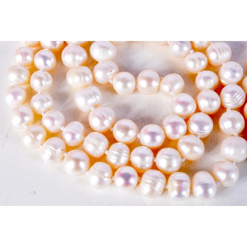 1713 - A PEARL NECKLACE. 87 grams. 123 cm long.