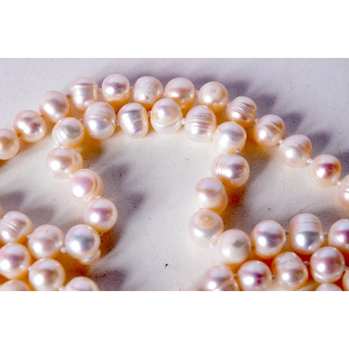 1713 - A PEARL NECKLACE. 87 grams. 123 cm long.