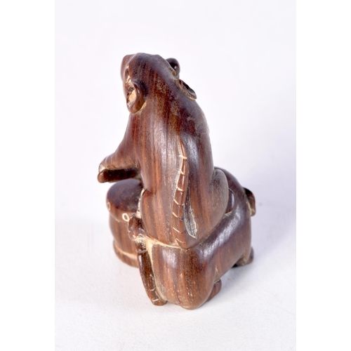 1724 - A JAPANESE CARVED WOOD RAT NETSUKE. 4.5 cm x 3 cm.