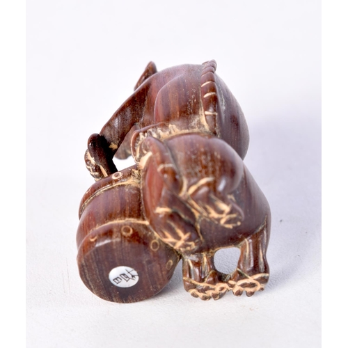 1724 - A JAPANESE CARVED WOOD RAT NETSUKE. 4.5 cm x 3 cm.