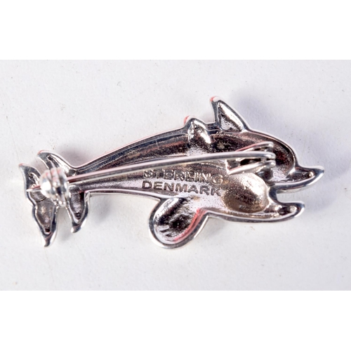 1726 - A SILVER DOLPHIN BROOCH. 5 grams. 4 cm x 2 cm.