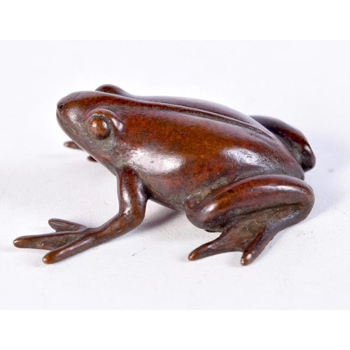 1727 - A JAPANESE BRONZE FROG OKIMONO. 4.5 cm x 4 cm.