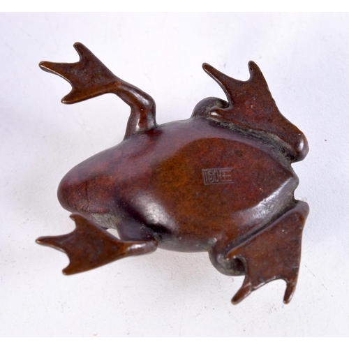 1727 - A JAPANESE BRONZE FROG OKIMONO. 4.5 cm x 4 cm.