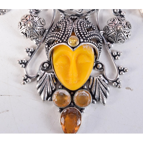 1729 - A SILVER AND AMBER NECKLACE. 82 grams. 52 cm long.