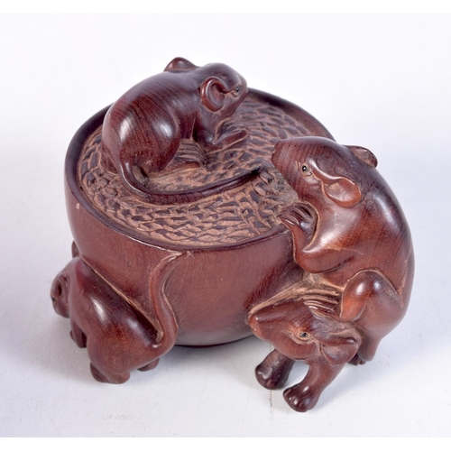 1741 - A JAPANESE WOOD RAT NETSUKE. 7.5 cm x 6.5 cm.