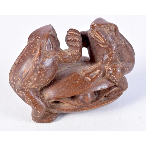 1743 - A JAPANESE TOAD NETSUKE. 6 cm x 4.25 cm.