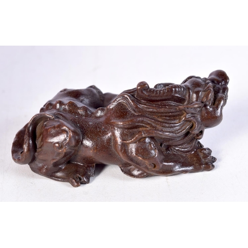 1748 - A JAPANESE BRONZE FOO DOG. 139 grams. 6.5 cm x 2.25 cm.