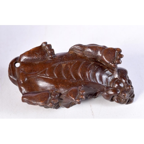 1748 - A JAPANESE BRONZE FOO DOG. 139 grams. 6.5 cm x 2.25 cm.