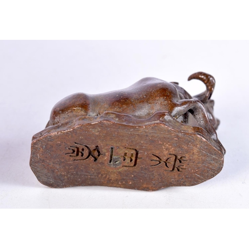 1752 - A JAPANESE BRONZE BULL. 6 cm x 4 cm.