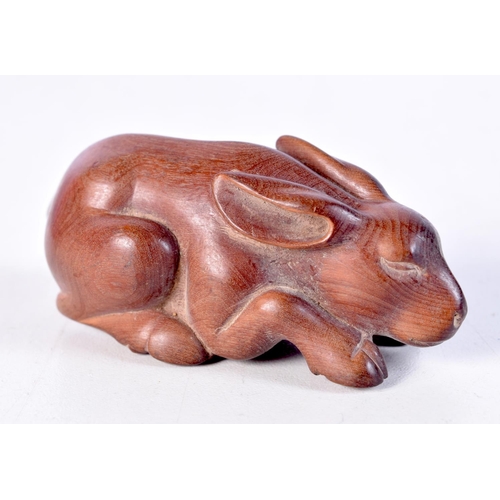 1761 - A JAPANAESE WOOD HARE NETSUKE. 7.5 cm x 3.25 cm.