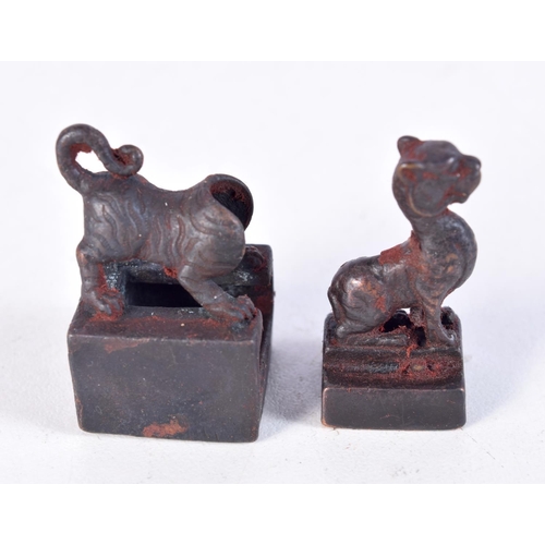 1771 - A MINIATURE CHINESE BRONZE SEAL. 45 grams. 3.5 cm x 2 cm.