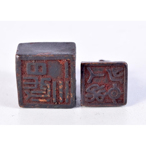 1771 - A MINIATURE CHINESE BRONZE SEAL. 45 grams. 3.5 cm x 2 cm.