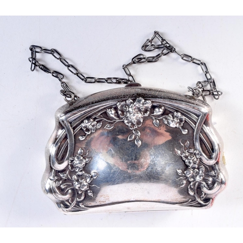 1775 - AN ART NOUVEAU SILVER PURSE. 83 grams. 10 cm x 7.25 cm.