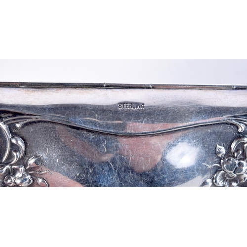 1775 - AN ART NOUVEAU SILVER PURSE. 83 grams. 10 cm x 7.25 cm.