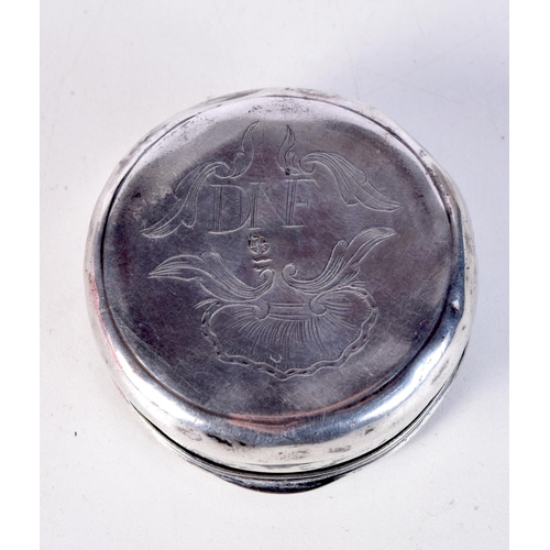 1790 - AN 18TH CENTURY CONTINENTAL SILVER SNUFF BOX. 72 grams. 5 cm wide.