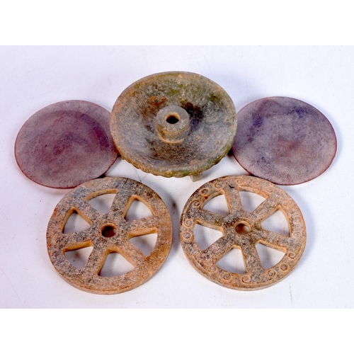 1816 - FIVE CHINESE ARCHAIC JADE ROUNDELS 20th Century. 7 cm wide. (5)