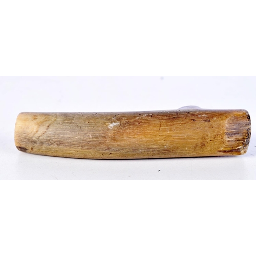 1824 - A 19TH CENTURY MIDDLE EASTERN CARVED RHINOCEROS HORN HANDLE. 54 grams. 11 cm x 3 cm.