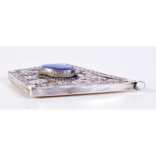 1831 - A MIDDLE EASTERN SILVER AND LAPIS LAZULI PENDANT. 31 grams. 7.75 cm x 5.75 cm.