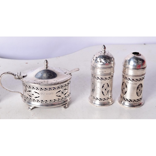 1847 - AN ART DECO SILVER CRUET SET. Birmingham 1929. Silver 114 grams. 2.5 cm x 1 cm. (5)