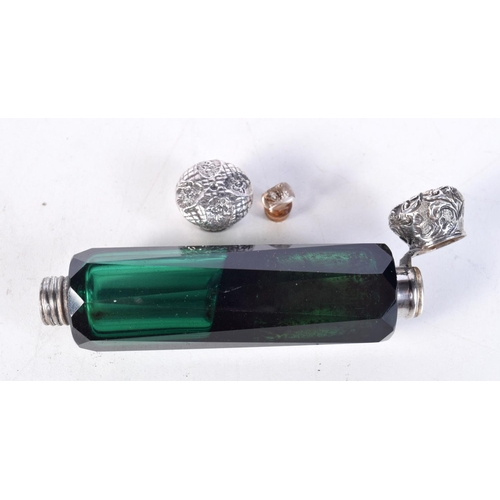 1858 - A VICTORIAN SILVER AND GREEN GLASS DOUBLE ENDED SCENT BOTTLE. 104 grams overall. 12.5 cm x 2.75 cm.