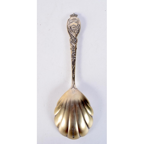 1860 - A FINE VICTORIAN SILVER GILT OYSTER SHELL SPOON. 117 grams. Birmingham 1896. 22.5 cm x 6 cm.