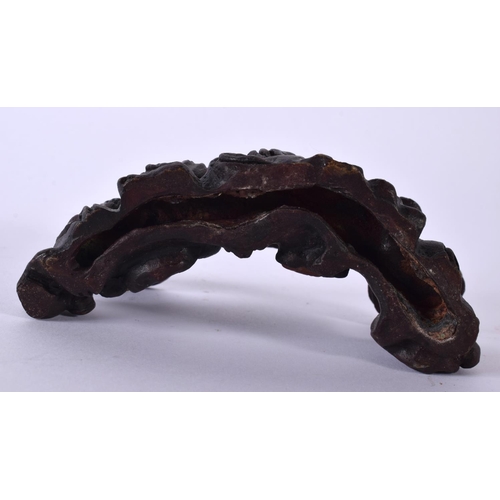 2006 - A CHINESE BRONZE AND HARDSTONE BRUSH REST 20th Century. 14 cm x 7 cm.